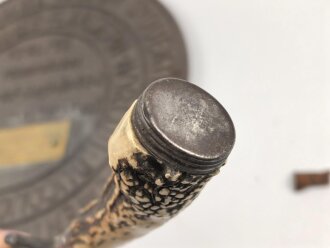 1. Weltkrieg Infanterie Regiment 164, Verliehener Grabendolch " Für hervorragende Tapferkeit Regt. 164" , dazu eine gusseiserne Erinnerungsplakette. Durchmesser der Plakette 22cm, das Namensschild aus Messing aufpoliert. Sehr seltener Grabendolch