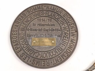 1. Weltkrieg Infanterie Regiment 164, Verliehener Grabendolch " Für hervorragende Tapferkeit Regt. 164" , dazu eine gusseiserne Erinnerungsplakette. Durchmesser der Plakette 22cm, das Namensschild aus Messing aufpoliert. Sehr seltener Grabendolch