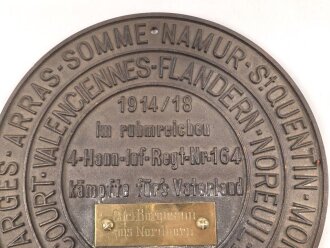 1. Weltkrieg Infanterie Regiment 164, Verliehener Grabendolch " Für hervorragende Tapferkeit Regt. 164" , dazu eine gusseiserne Erinnerungsplakette. Durchmesser der Plakette 22cm, das Namensschild aus Messing aufpoliert. Sehr seltener Grabendolch