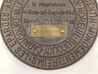 1. Weltkrieg Infanterie Regiment 164, Verliehener Grabendolch " Für hervorragende Tapferkeit Regt. 164" , dazu eine gusseiserne Erinnerungsplakette. Durchmesser der Plakette 22cm, das Namensschild aus Messing aufpoliert. Sehr seltener Grabendolch