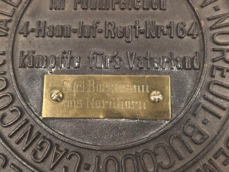 1. Weltkrieg Infanterie Regiment 164, Verliehener Grabendolch " Für hervorragende Tapferkeit Regt. 164" , dazu eine gusseiserne Erinnerungsplakette. Durchmesser der Plakette 22cm, das Namensschild aus Messing aufpoliert. Sehr seltener Grabendolch