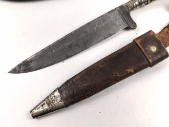 1. Weltkrieg Infanterie Regiment 164, Verliehener Grabendolch " Für hervorragende Tapferkeit Regt. 164" , dazu eine gusseiserne Erinnerungsplakette. Durchmesser der Plakette 22cm, das Namensschild aus Messing aufpoliert. Sehr seltener Grabendolch