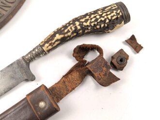 1. Weltkrieg Infanterie Regiment 164, Verliehener Grabendolch " Für hervorragende Tapferkeit Regt. 164" , dazu eine gusseiserne Erinnerungsplakette. Durchmesser der Plakette 22cm, das Namensschild aus Messing aufpoliert. Sehr seltener Grabendolch