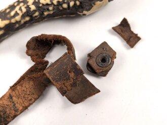 1. Weltkrieg Infanterie Regiment 164, Verliehener Grabendolch " Für hervorragende Tapferkeit Regt. 164" , dazu eine gusseiserne Erinnerungsplakette. Durchmesser der Plakette 22cm, das Namensschild aus Messing aufpoliert. Sehr seltener Grabendolch