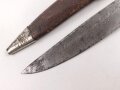 1. Weltkrieg Infanterie Regiment 164, Verliehener Grabendolch " Für hervorragende Tapferkeit Regt. 164" , dazu eine gusseiserne Erinnerungsplakette. Durchmesser der Plakette 22cm, das Namensschild aus Messing aufpoliert. Sehr seltener Grabendolch, leider