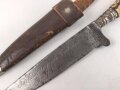 1. Weltkrieg Infanterie Regiment 164, Verliehener Grabendolch " Für hervorragende Tapferkeit Regt. 164" , dazu eine gusseiserne Erinnerungsplakette. Durchmesser der Plakette 22cm, das Namensschild aus Messing aufpoliert. Sehr seltener Grabendolch, leider