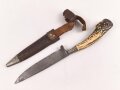 1. Weltkrieg Infanterie Regiment 164, Verliehener Grabendolch " Für hervorragende Tapferkeit Regt. 164" , dazu eine gusseiserne Erinnerungsplakette. Durchmesser der Plakette 22cm, das Namensschild aus Messing aufpoliert. Sehr seltener Grabendolch, leider