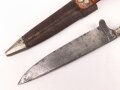 1. Weltkrieg Infanterie Regiment 164, Verliehener Grabendolch " Für hervorragende Tapferkeit Regt. 164" , dazu eine gusseiserne Erinnerungsplakette. Durchmesser der Plakette 22cm, das Namensschild aus Messing aufpoliert. Sehr seltener Grabendolch, leider
