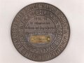 1. Weltkrieg Infanterie Regiment 164, Verliehener Grabendolch " Für hervorragende Tapferkeit Regt. 164" , dazu eine gusseiserne Erinnerungsplakette. Durchmesser der Plakette 22cm, das Namensschild aus Messing aufpoliert. Sehr seltener Grabendolch, leider