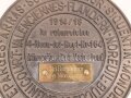 1. Weltkrieg Infanterie Regiment 164, Verliehener Grabendolch " Für hervorragende Tapferkeit Regt. 164" , dazu eine gusseiserne Erinnerungsplakette. Durchmesser der Plakette 22cm, das Namensschild aus Messing aufpoliert. Sehr seltener Grabendolch, leider