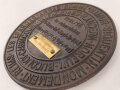 1. Weltkrieg Infanterie Regiment 164, Verliehener Grabendolch " Für hervorragende Tapferkeit Regt. 164" , dazu eine gusseiserne Erinnerungsplakette. Durchmesser der Plakette 22cm, das Namensschild aus Messing aufpoliert. Sehr seltener Grabendolch, leider