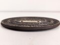 1. Weltkrieg Infanterie Regiment 164, Verliehener Grabendolch " Für hervorragende Tapferkeit Regt. 164" , dazu eine gusseiserne Erinnerungsplakette. Durchmesser der Plakette 22cm, das Namensschild aus Messing aufpoliert. Sehr seltener Grabendolch, leider