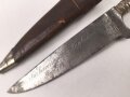 1. Weltkrieg Infanterie Regiment 164, Verliehener Grabendolch " Für hervorragende Tapferkeit Regt. 164" , dazu eine gusseiserne Erinnerungsplakette. Durchmesser der Plakette 22cm, das Namensschild aus Messing aufpoliert. Sehr seltener Grabendolch, leider