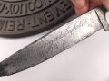 1. Weltkrieg Infanterie Regiment 164, Verliehener Grabendolch " Für hervorragende Tapferkeit Regt. 164" , dazu eine gusseiserne Erinnerungsplakette. Durchmesser der Plakette 22cm, das Namensschild aus Messing aufpoliert. Sehr seltener Grabendolch