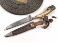 1. Weltkrieg Infanterie Regiment 164, Verliehener Grabendolch " Für hervorragende Tapferkeit Regt. 164" , dazu eine gusseiserne Erinnerungsplakette. Durchmesser der Plakette 22cm, das Namensschild aus Messing aufpoliert. Sehr seltener Grabendolch