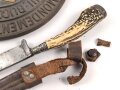 1. Weltkrieg Infanterie Regiment 164, Verliehener Grabendolch " Für hervorragende Tapferkeit Regt. 164" , dazu eine gusseiserne Erinnerungsplakette. Durchmesser der Plakette 22cm, das Namensschild aus Messing aufpoliert. Sehr seltener Grabendolch