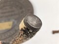 1. Weltkrieg Infanterie Regiment 164, Verliehener Grabendolch " Für hervorragende Tapferkeit Regt. 164" , dazu eine gusseiserne Erinnerungsplakette. Durchmesser der Plakette 22cm, das Namensschild aus Messing aufpoliert. Sehr seltener Grabendolch