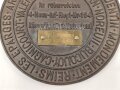 1. Weltkrieg Infanterie Regiment 164, Verliehener Grabendolch " Für hervorragende Tapferkeit Regt. 164" , dazu eine gusseiserne Erinnerungsplakette. Durchmesser der Plakette 22cm, das Namensschild aus Messing aufpoliert. Sehr seltener Grabendolch