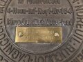 1. Weltkrieg Infanterie Regiment 164, Verliehener Grabendolch " Für hervorragende Tapferkeit Regt. 164" , dazu eine gusseiserne Erinnerungsplakette. Durchmesser der Plakette 22cm, das Namensschild aus Messing aufpoliert. Sehr seltener Grabendolch