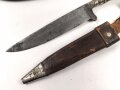 1. Weltkrieg Infanterie Regiment 164, Verliehener Grabendolch " Für hervorragende Tapferkeit Regt. 164" , dazu eine gusseiserne Erinnerungsplakette. Durchmesser der Plakette 22cm, das Namensschild aus Messing aufpoliert. Sehr seltener Grabendolch