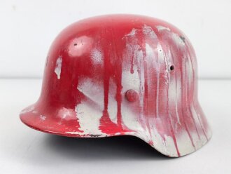 Stahlhelmglocke Modell 1935 Wehrmacht. Aussen überlackiert, innen original lackiert. Hersteller ET66