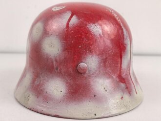 Stahlhelmglocke Modell 1935 Wehrmacht. Aussen überlackiert, innen original lackiert. Hersteller ET66