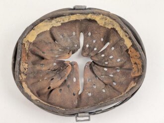 Innenfutter Wehrmacht für einen Stahlhelm Modell 1935, Datiert 1939,  für Kopfgrösse 59 und Glockengrösse 66. Innne mit Klebstoff verschmiert.