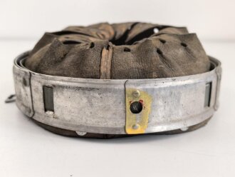 Innenfutter Wehrmacht für einen Stahlhelm Modell 1935, Datiert 1939,  für Kopfgrösse 59 und Glockengrösse 66. Innne mit Klebstoff verschmiert.