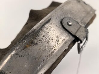 Innenfutter Wehrmacht für einen Stahlhelm Modell 1935, Datiert 1939,  für Kopfgrösse 59 und Glockengrösse 66. Innne mit Klebstoff verschmiert.