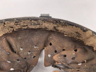 Innenfutter Wehrmacht für einen Stahlhelm Modell 1935, Datiert 1939,  für Kopfgrösse 59 und Glockengrösse 66. Innne mit Klebstoff verschmiert.
