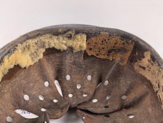 Innenfutter Wehrmacht für einen Stahlhelm Modell 1935, Datiert 1939,  für Kopfgrösse 59 und Glockengrösse 66. Innne mit Klebstoff verschmiert.