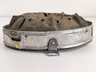 Innenfutter Wehrmacht für einen Stahlhelm Modell 1935, Datiert 1939,  für Kopfgrösse 59 und Glockengrösse 66. Innne mit Klebstoff verschmiert.