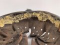 Innenfutter Wehrmacht für einen Stahlhelm Modell 1935, Datiert 1939,  für Kopfgrösse 59 und Glockengrösse 66. Innne mit Klebstoff verschmiert.