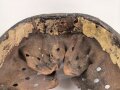 Innenfutter Wehrmacht für einen Stahlhelm Modell 1935, Datiert 1939,  für Kopfgrösse 59 und Glockengrösse 66. Innne mit Klebstoff verschmiert.