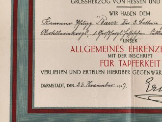 Hessen, Verleihungsurkunde Allgemeines Ehrenzeichen für Tapferkeit, ausgestellt auf einen Angehörigen im Feldartillerie Regiment 25 . Mehrfach gefaltet