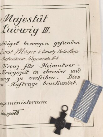 Bayern , Verleihungs Urkunde für das König Ludwig Kreuz für Heimatverdienste, ausgestellt auf einen Unteroffizier des Landwehr Infanterie Regiment 4 am 26.4.1917. Die Urkunde mehrfach gefaltet. Dazu das Abzeichen samt Bandabschnitt