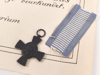 Bayern , Verleihungs Urkunde für das König Ludwig Kreuz für Heimatverdienste, ausgestellt auf einen Unteroffizier des Landwehr Infanterie Regiment 4 am 26.4.1917. Die Urkunde mehrfach gefaltet. Dazu das Abzeichen samt Bandabschnitt