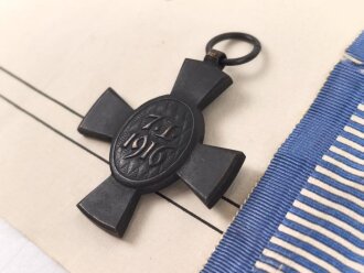 Bayern , Verleihungs Urkunde für das König Ludwig Kreuz für Heimatverdienste, ausgestellt auf einen Unteroffizier des Landwehr Infanterie Regiment 4 am 26.4.1917. Die Urkunde mehrfach gefaltet. Dazu das Abzeichen samt Bandabschnitt