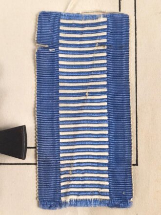 Bayern , Verleihungs Urkunde für das König Ludwig Kreuz für Heimatverdienste, ausgestellt auf einen Unteroffizier des Landwehr Infanterie Regiment 4 am 26.4.1917. Die Urkunde mehrfach gefaltet. Dazu das Abzeichen samt Bandabschnitt