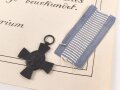 Bayern , Verleihungs Urkunde für das König Ludwig Kreuz für Heimatverdienste, ausgestellt auf einen Unteroffizier des Landwehr Infanterie Regiment 4 am 26.4.1917. Die Urkunde mehrfach gefaltet. Dazu das Abzeichen samt Bandabschnitt