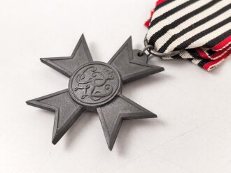 Preussen, Verleihungsurkunde zum Verdienstkreuz für Kriegshilfe, ausgestellt auf einen Gemeidevorsteher am 3.Juni 1918. Mehrfach gefaltet, dazu das Verdienstkreuz am Band