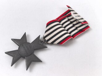 Preussen, Verleihungsurkunde zum Verdienstkreuz für Kriegshilfe, ausgestellt auf einen Gemeidevorsteher am 3.Juni 1918. Mehrfach gefaltet, dazu das Verdienstkreuz am Band