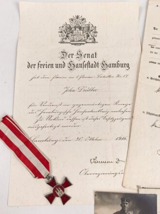 Hamburg, Verleihungsurkunde zum Hanseatenkreuz, ausgestellt am 20.10.1916 auf einen Pionier. Dazu das kreuz am Band sowie diverse weitere Papiere, ein Foto und sein Führungszeugnis