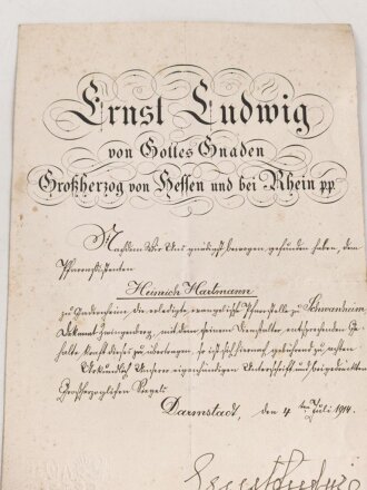 Hessen, Verleihungsurkunde Militär Sanitätskreuz am Kriegsbande, ausgestellt auf einen Angehörigen Etappen Kommandantur 8., dazu eine Dienstaltersurkunde vom 4.7.1914 mit eigenhändiger Unterschrift Ernst Ludwig.