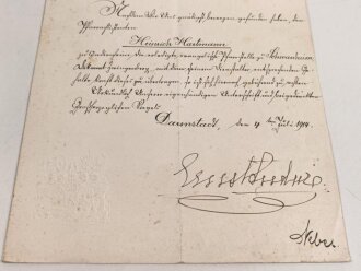 Hessen, Verleihungsurkunde Militär Sanitätskreuz am Kriegsbande, ausgestellt auf einen Angehörigen Etappen Kommandantur 8., dazu eine Dienstaltersurkunde vom 4.7.1914 mit eigenhändiger Unterschrift Ernst Ludwig.