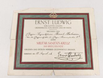 Hessen, Verleihungsurkunde Militär Sanitätskreuz am Kriegsbande, ausgestellt auf einen Angehörigen Etappen Kommandantur 8., dazu eine Dienstaltersurkunde vom 4.7.1914 mit eigenhändiger Unterschrift Ernst Ludwig.