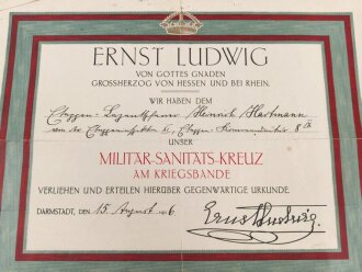Hessen, Verleihungsurkunde Militär Sanitätskreuz am Kriegsbande, ausgestellt auf einen Angehörigen Etappen Kommandantur 8., dazu eine Dienstaltersurkunde vom 4.7.1914 mit eigenhändiger Unterschrift Ernst Ludwig.