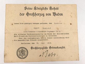 Baden, Verleihungsurkunde für die silberne Verdienstmedaille am Bande der militärischen Karl- Friedrich Verdienstmedaille, ausgestellt am 24.6.1918 auf einen Angehörigen im Reserve Infanterie Regiment No. 51. Mehrfach gefaltet