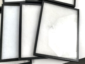 11 Stück Schaukasten für Orden, Effekten, Nadeln und vieles mehr. Stabiler Karton , Glasscheibe, innen mit Polstervlies ausgelegt. Maße 31,5 x 41,5 cm, Höhe etwa 2,2cm. Gebraucht, aus Sammlungsauflösung