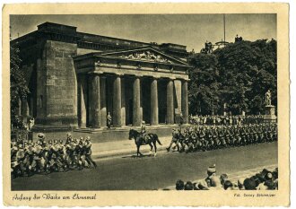 Ansichtskarte "Aufzug der Wache am Ehrenmal"